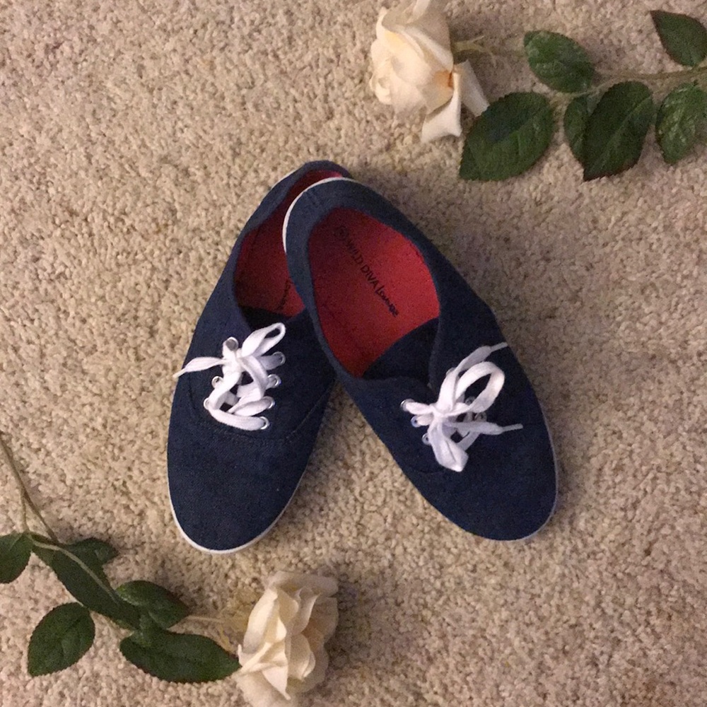 Blue tennis shoe size 8. Fits like a size 7.